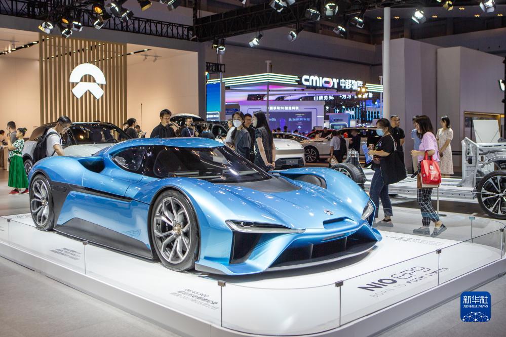 9月4日，觀眾在2023智博會(huì)蔚來(lái)汽車展廳內(nèi)參觀。新華社記者 儲(chǔ)加音 攝