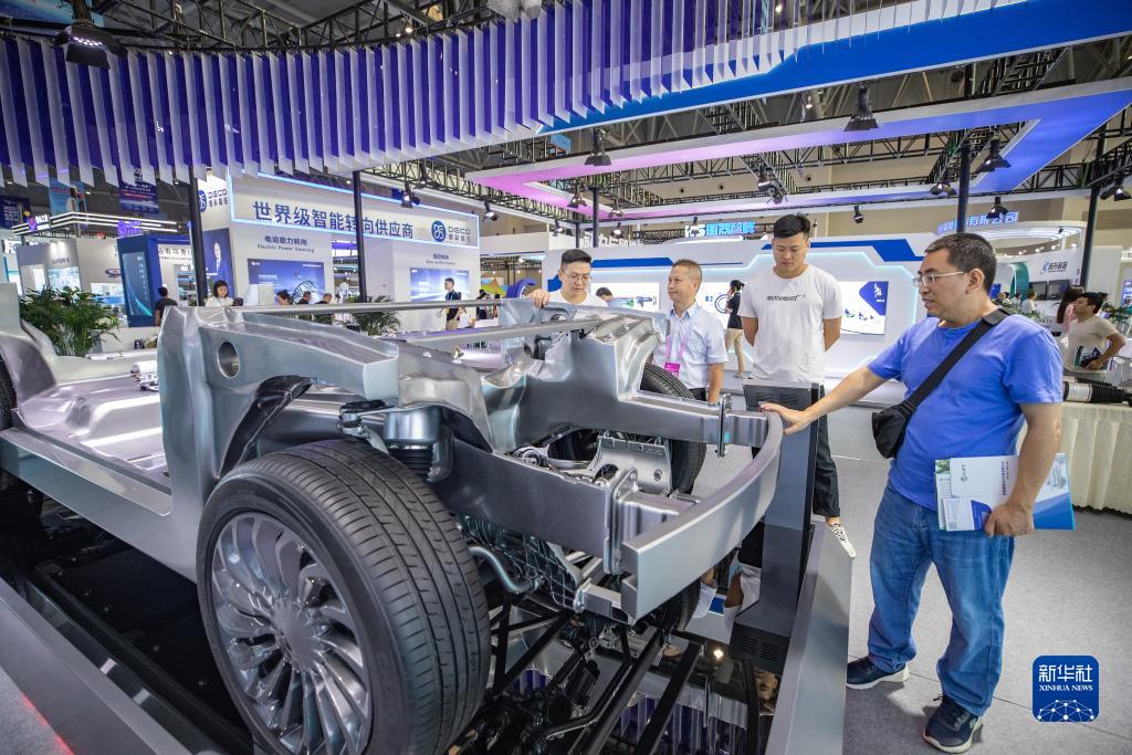 9月4日，在2023智博會(huì)浙江孔輝汽車科技有限公司展廳，觀眾參觀電控空氣懸掛系統(tǒng)展示平臺(tái)。新華社記者 黃偉 攝